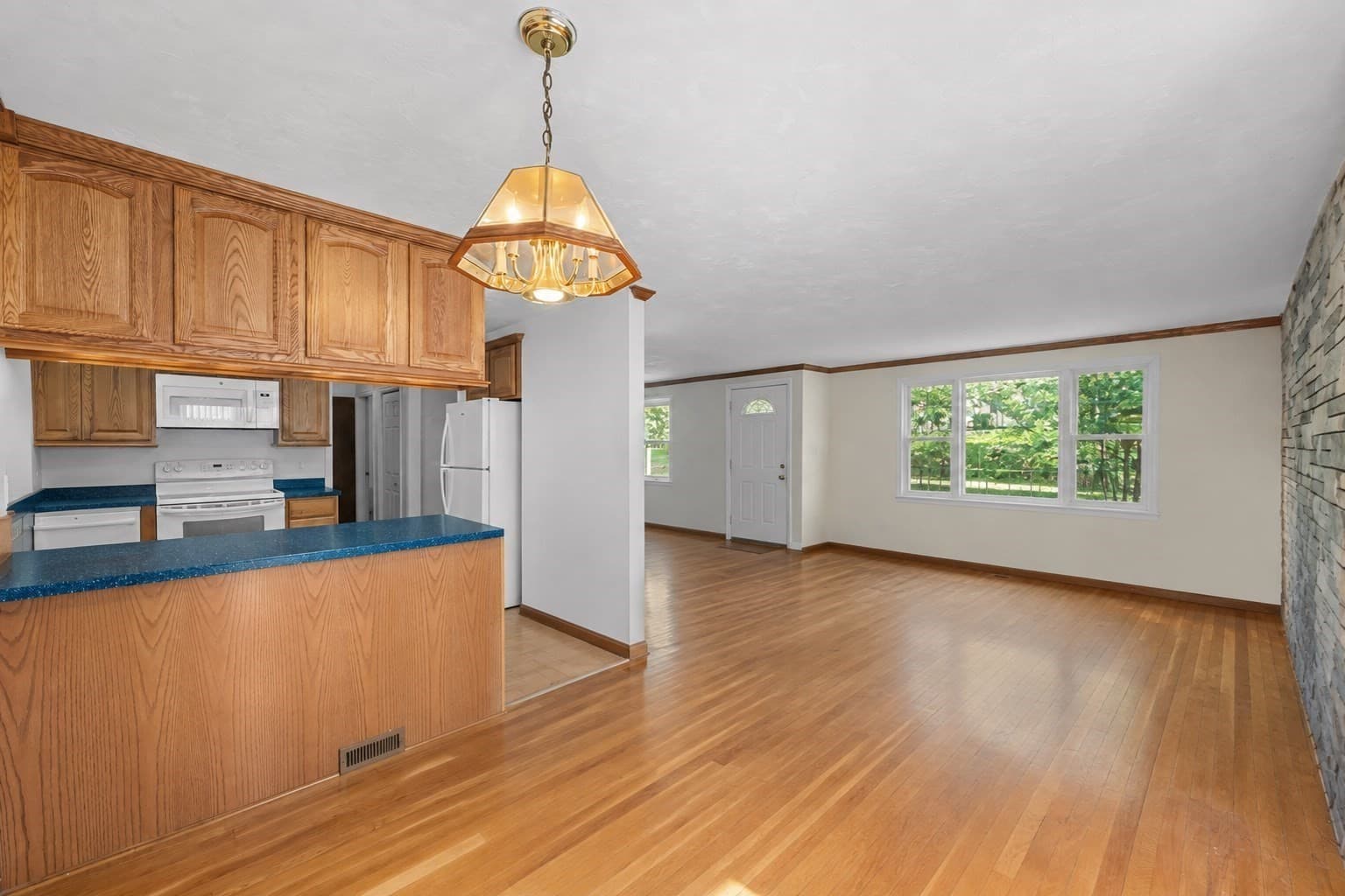 Single Family Residence at 16 Mars Dr, Shrewsbury MA 01545, photo 4 of 42