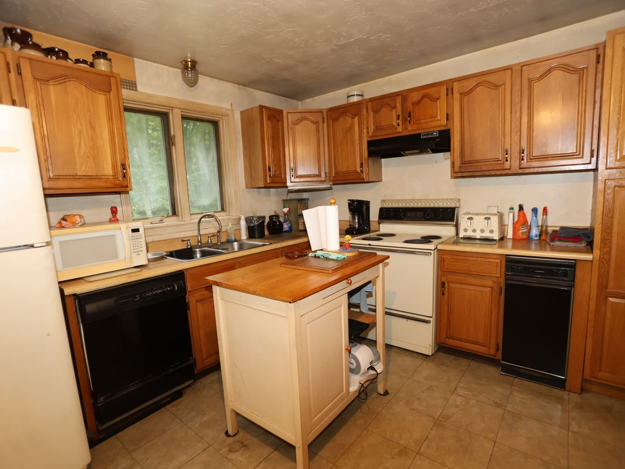 Single Family Residence at 94 Long Hill Rd, Brookfield MA 01506, Brookfield, photo 5 of 15