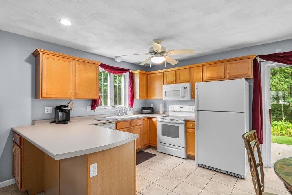 Condominium at 78 Eagle Dr # 78, Tewksbury MA 01876, photo 15 of 32