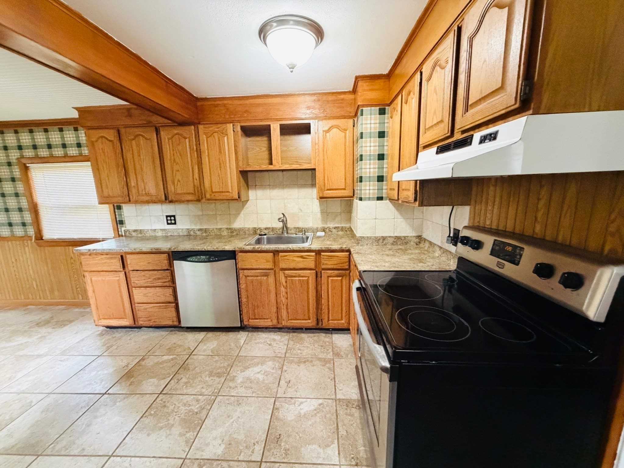 Single Family Residence at 433 Gifford Street, Springfield MA 01118, Springfield, photo 10 of 21
