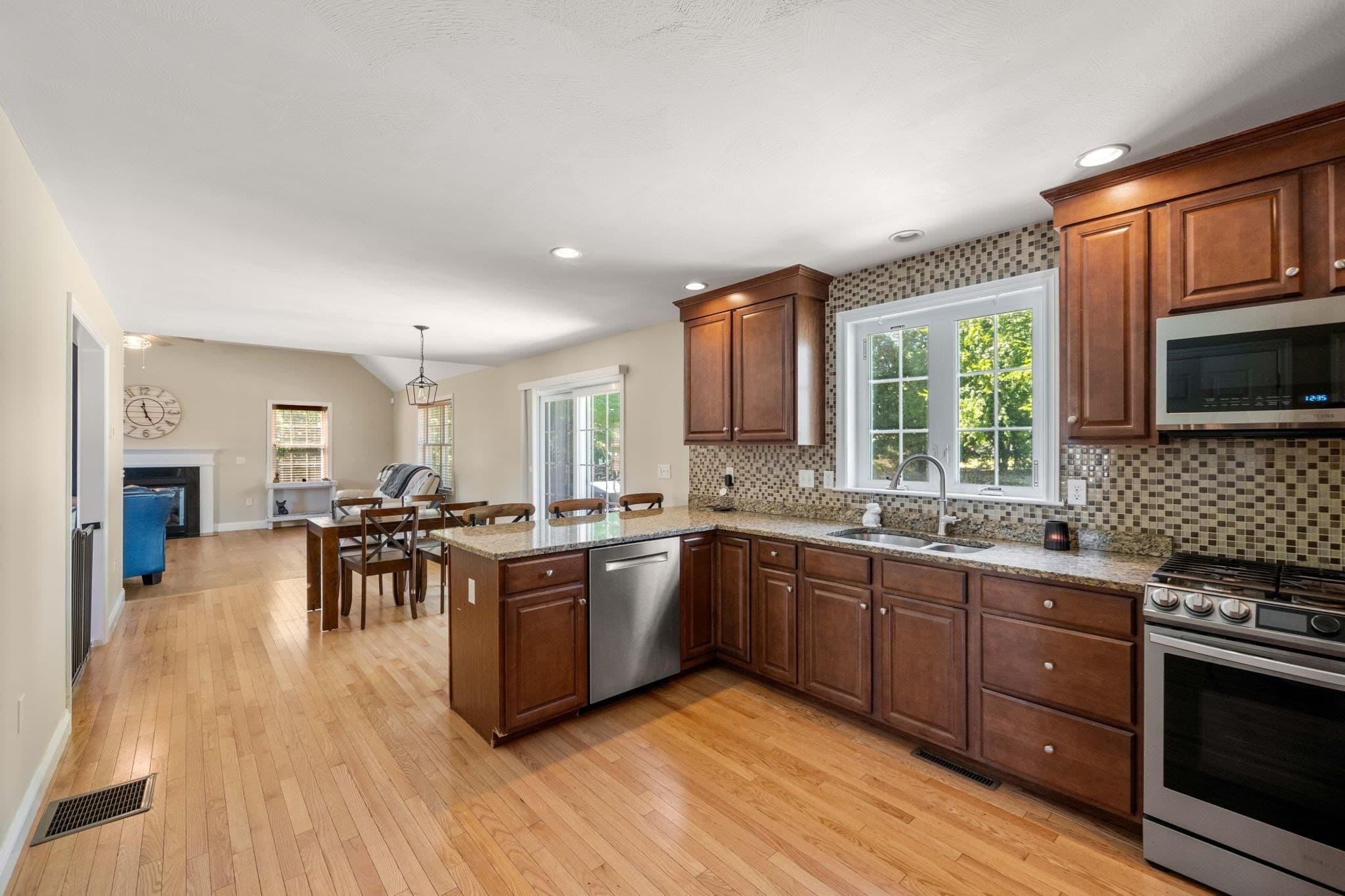 Single Family Residence at 11 Duquette Dr, Haverhill MA 01830, photo 3 of 27