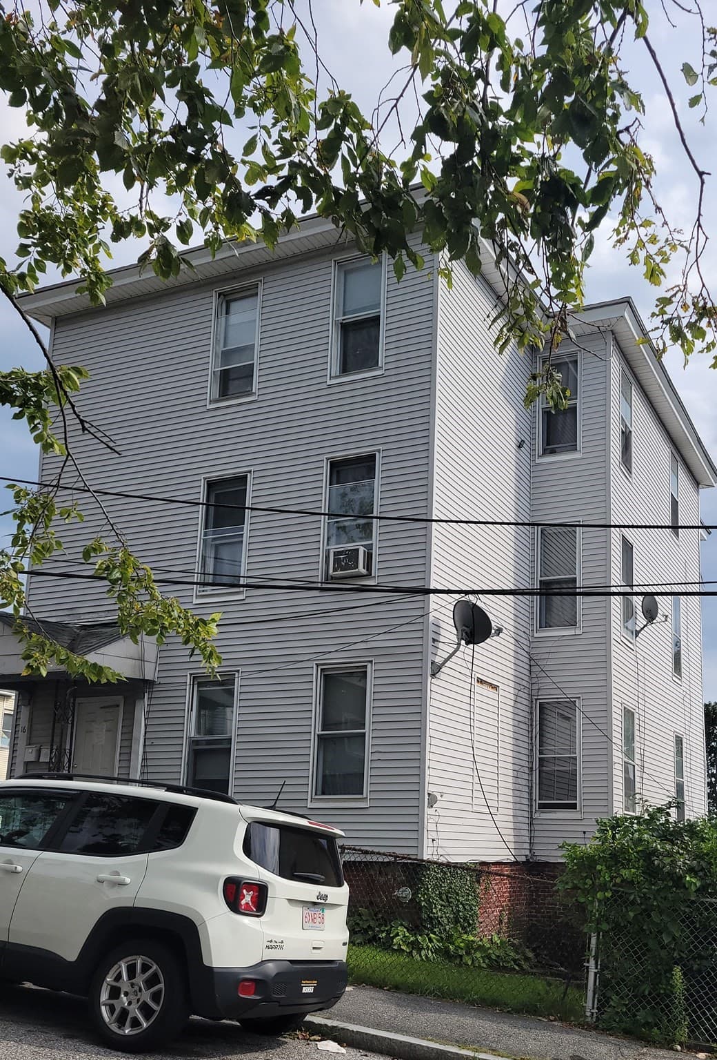 3 Family at 16 Reservoir St, Worcester MA 01605, Worcester, photo 4 of 4