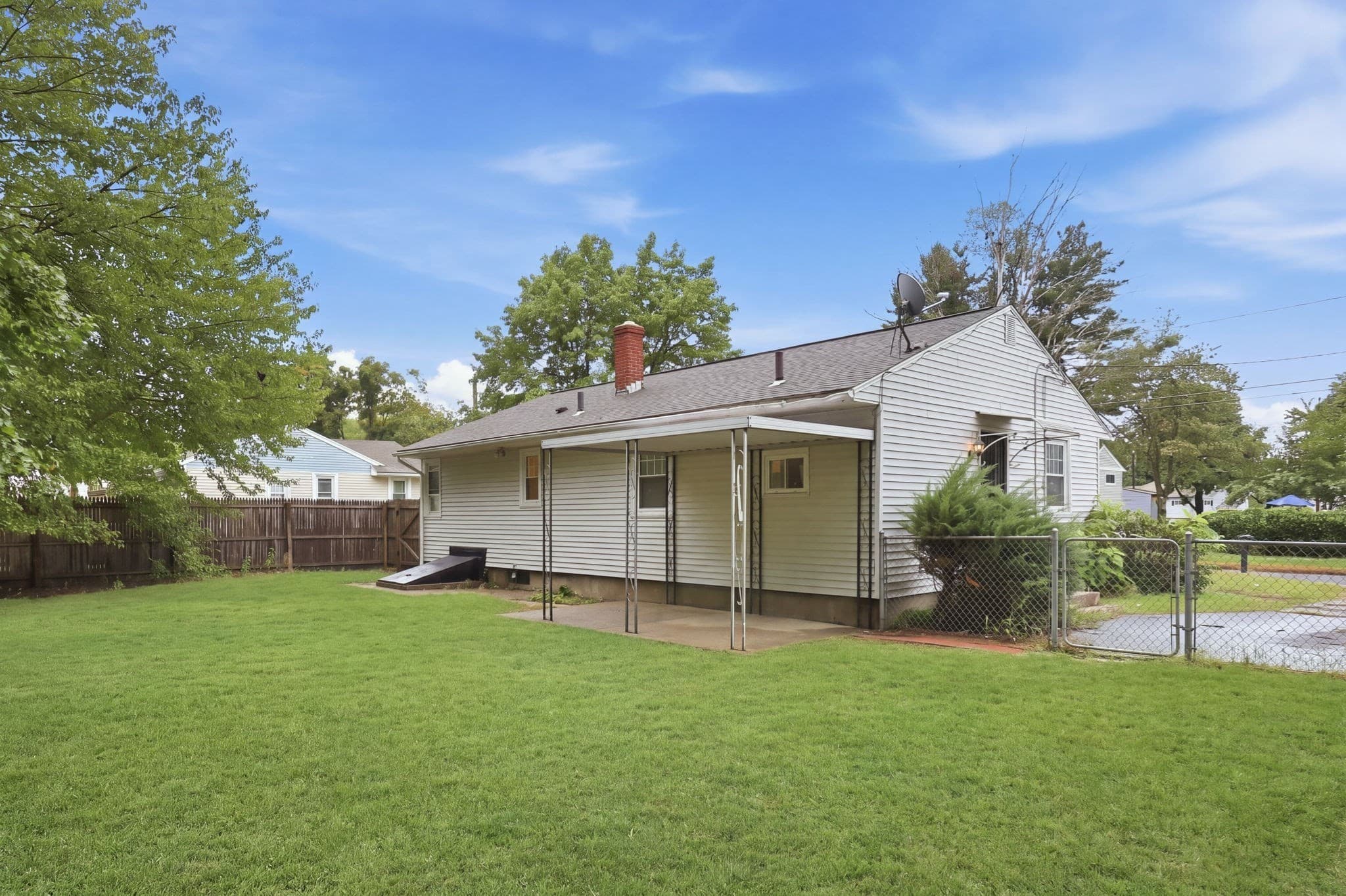 Single Family Residence at 52 Navajo Rd, Springfield MA 01109, Springfield, photo 5 of 24