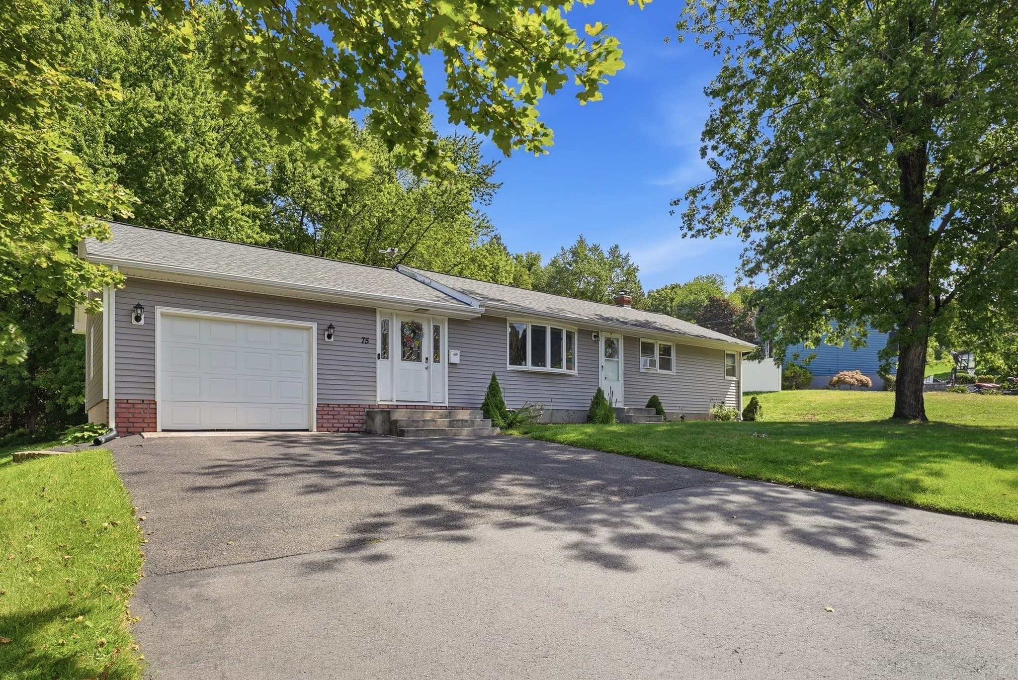 75 Longwood Dr, Chicopee MA 01020