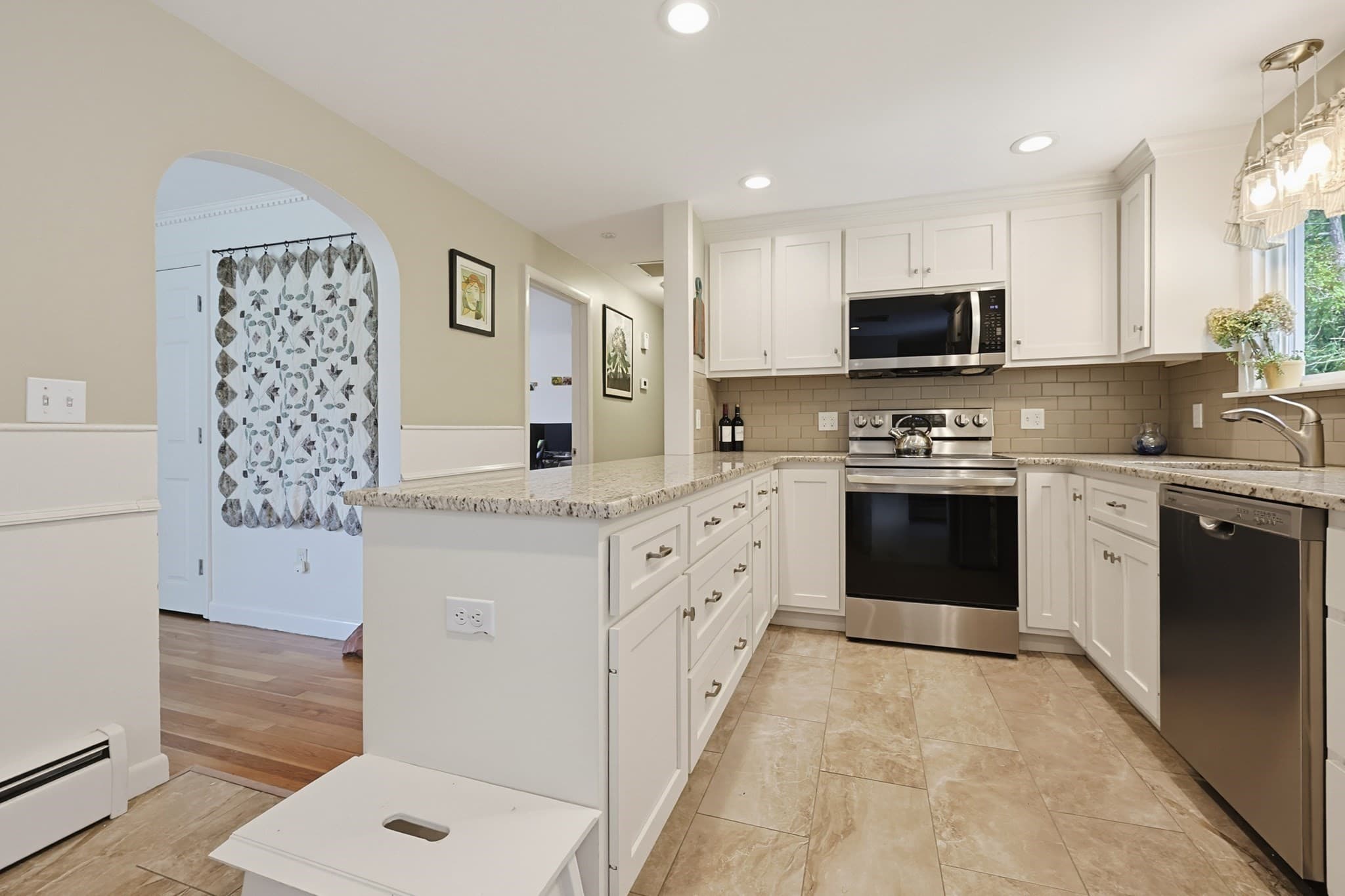 Single Family Residence at 4 Willow St, Franklin MA 02038, photo 10 of 37