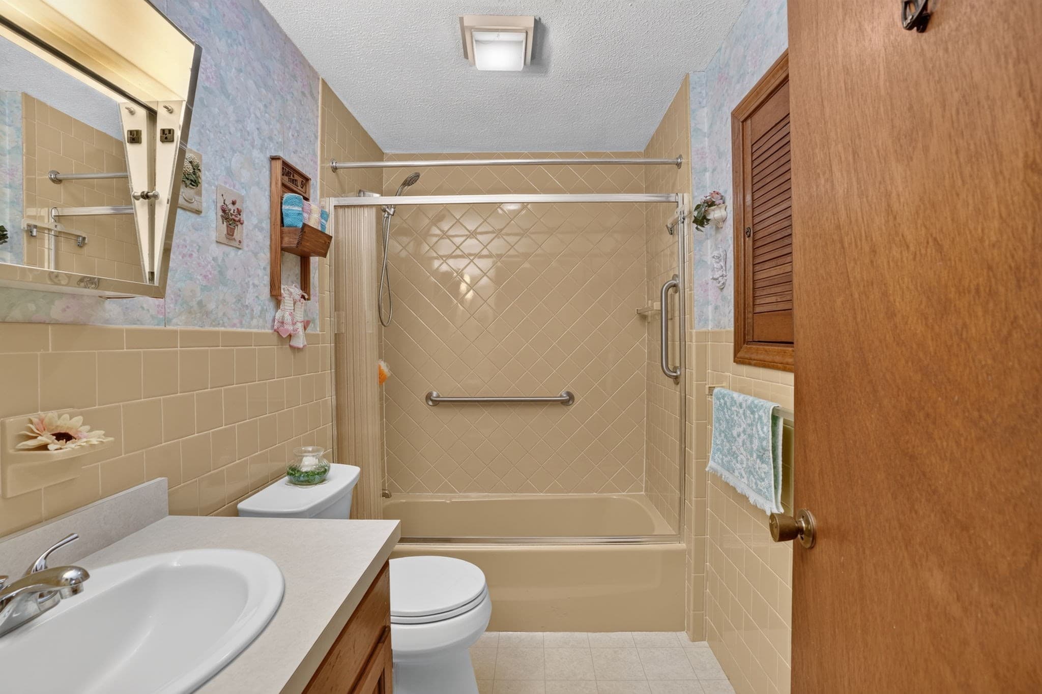 Single Family Residence at 1025 Cherokee St, New Bedford MA 02745, New Bedford, photo 22 of 33