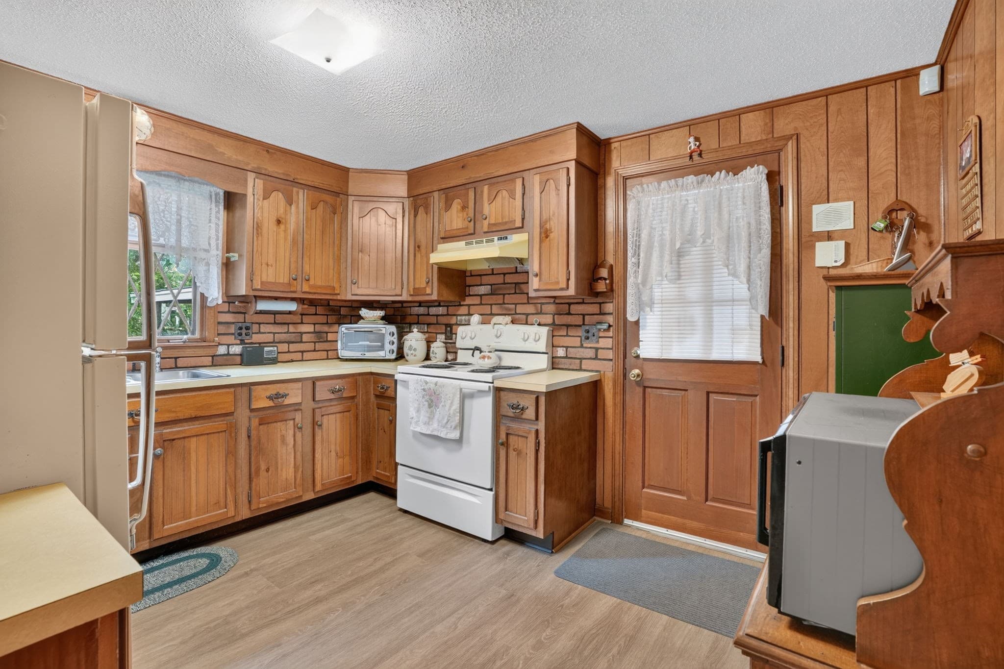 Single Family Residence at 1025 Cherokee St, New Bedford MA 02745, New Bedford, photo 10 of 33