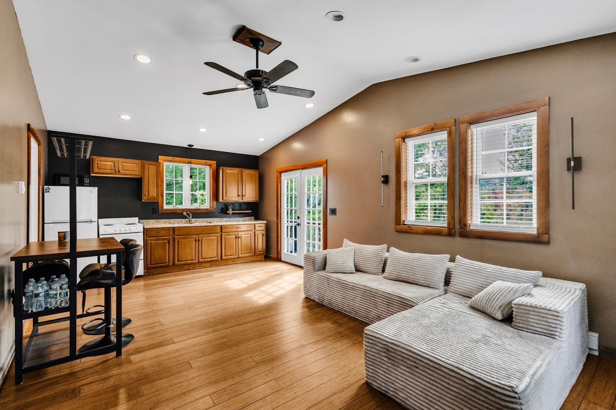 Single Family Residence at 6 Pitcairn Ave, Leicester MA 01524, Leicester, photo 6 of 35