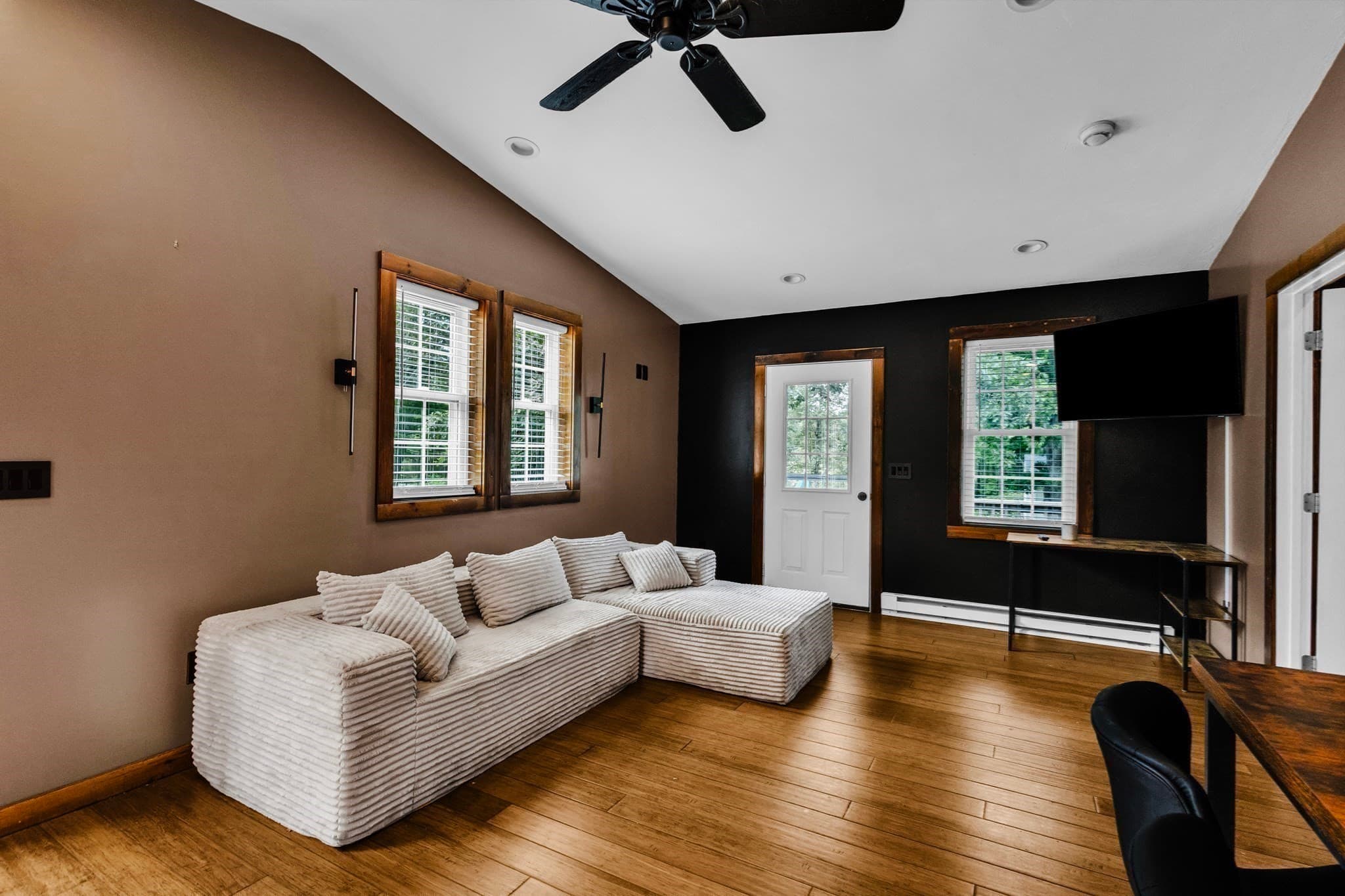Single Family Residence at 6 Pitcairn Ave, Leicester MA 01524, Leicester, photo 9 of 35