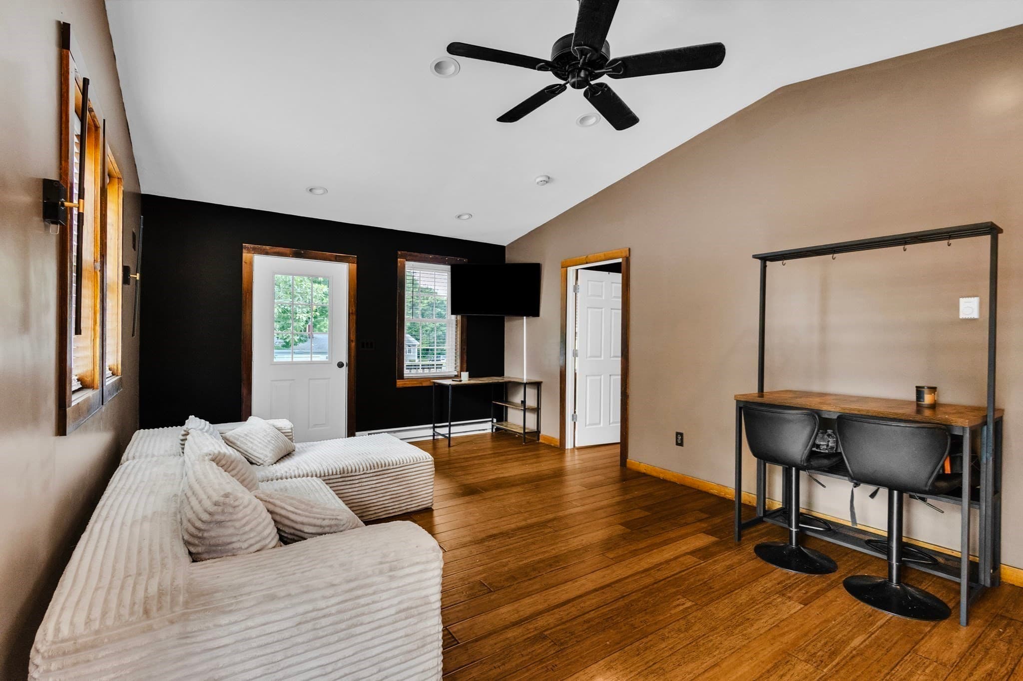 Single Family Residence at 6 Pitcairn Ave, Leicester MA 01524, Leicester, photo 8 of 35