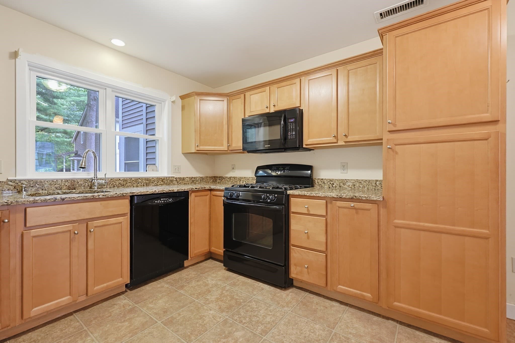 Condominium at 4 Oak Ct # 4, Rockland MA 02370, Rockland, photo 13 of 35