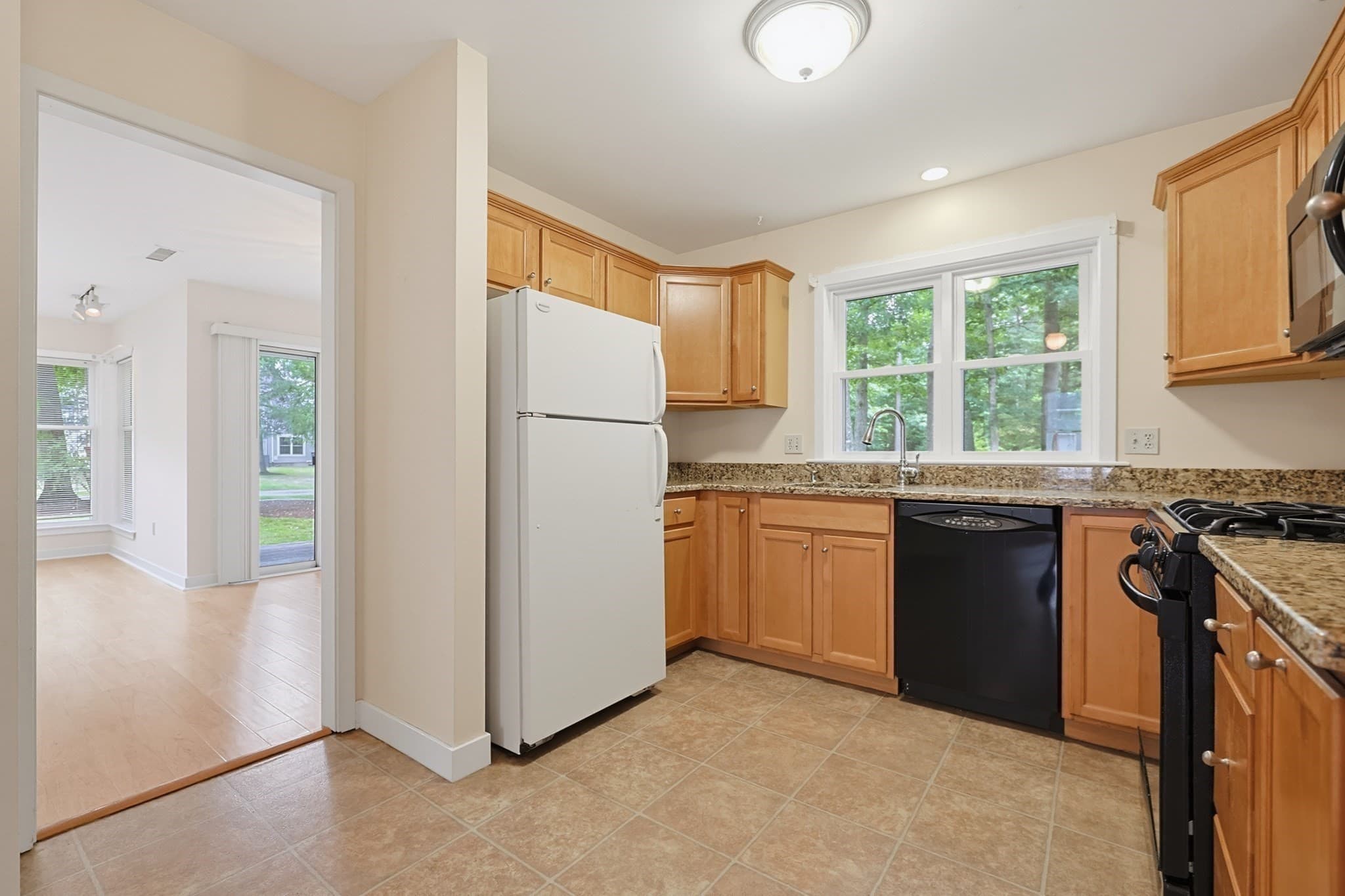 Condominium at 4 Oak Ct # 4, Rockland MA 02370, Rockland, photo 14 of 35