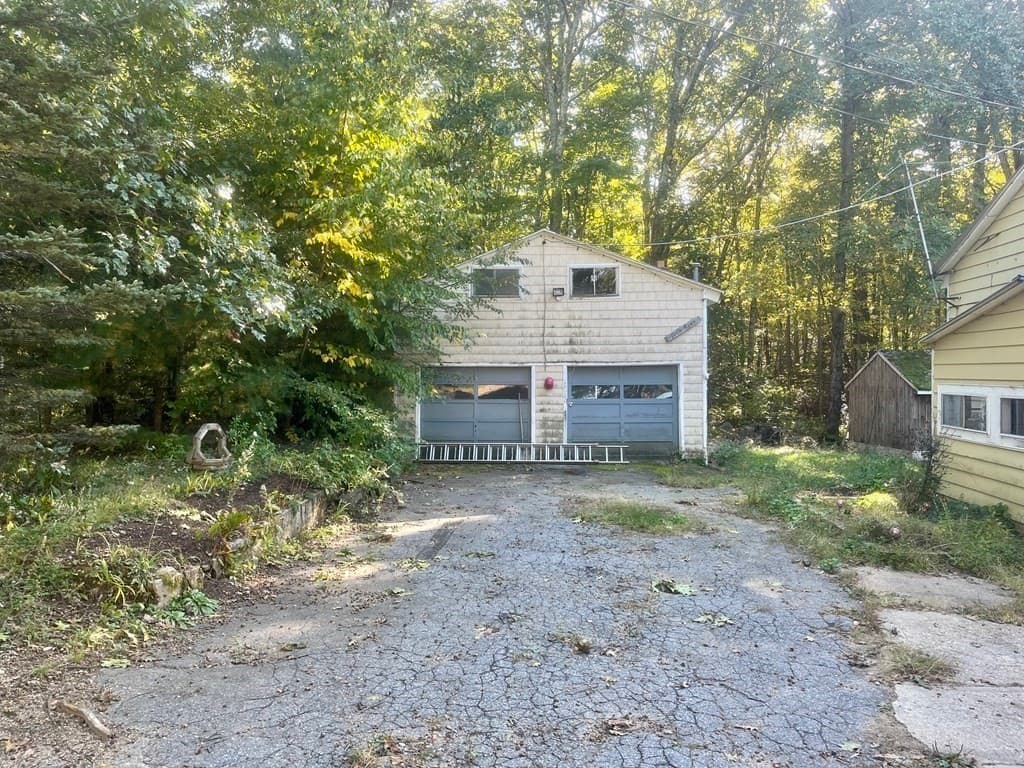 Single Family Residence at 2 Woodland Ln, Spencer MA 01562, Spencer, photo 3 of 25