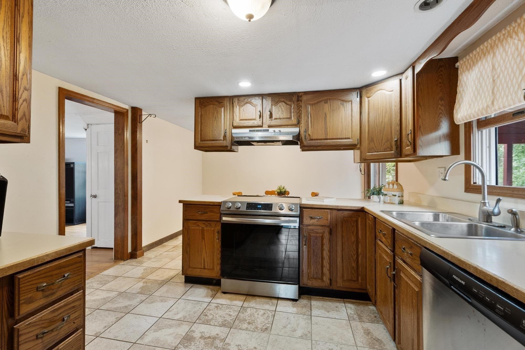 Single Family Residence at 5 Branch St, Gardner MA 01440, Gardner, photo 6 of 28