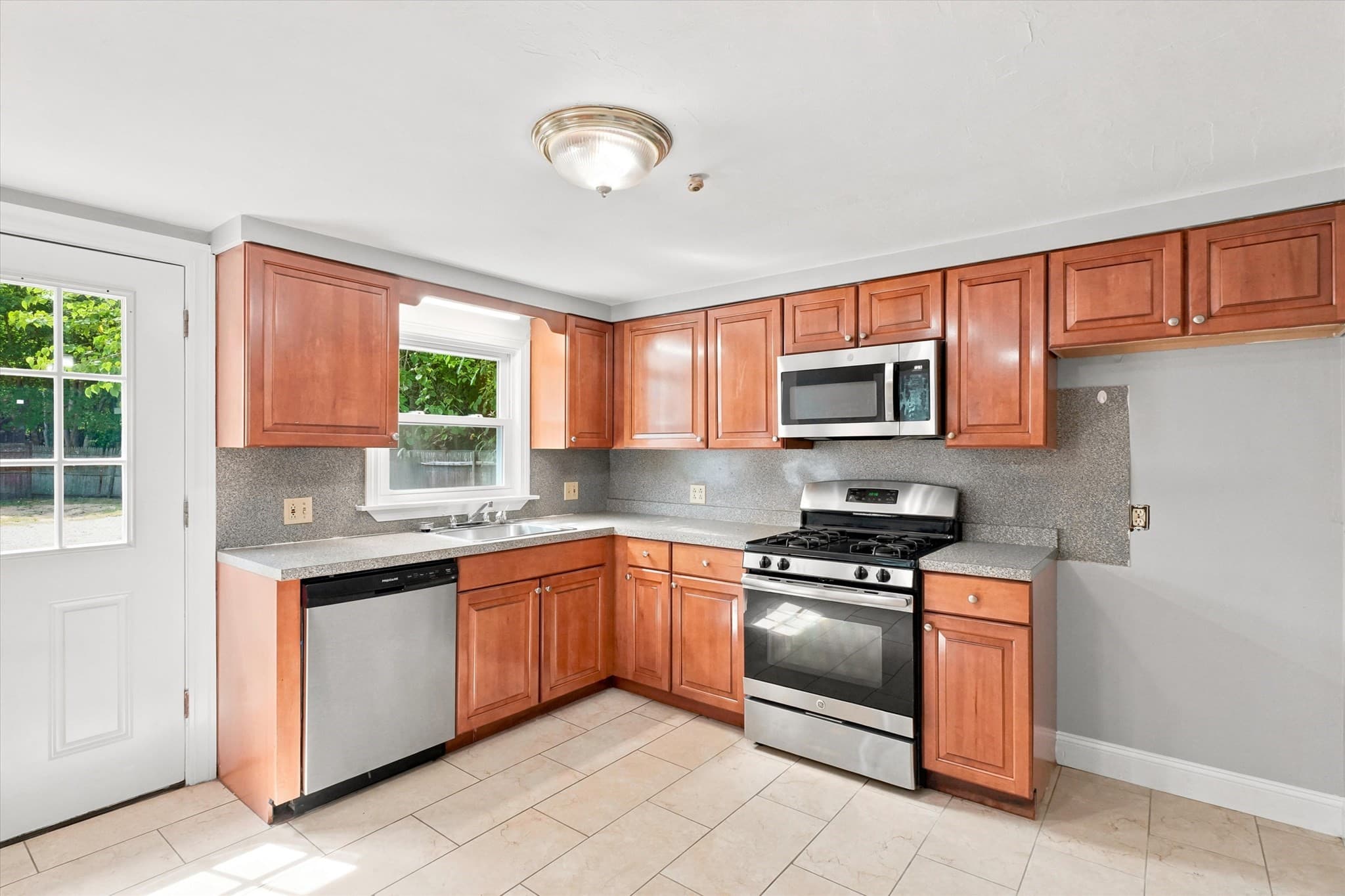 2 Family - 2 Units Up/Down at 27 High Street, Weymouth MA 02189, Weymouth, photo 12 of 40