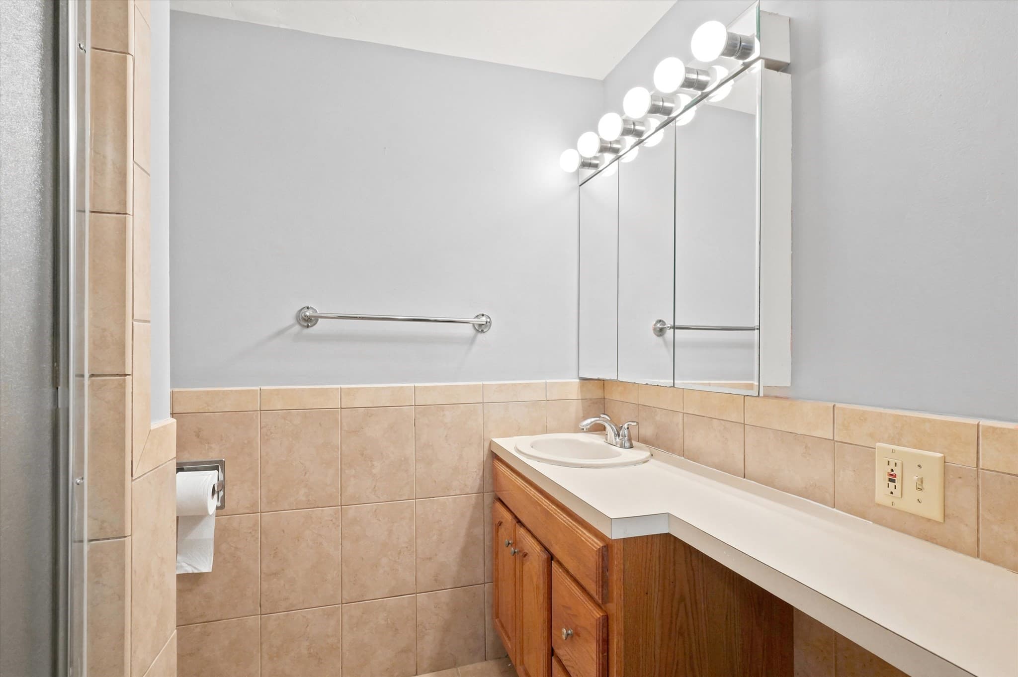 2 Family - 2 Units Up/Down at 27 High Street, Weymouth MA 02189, Weymouth, photo 15 of 40