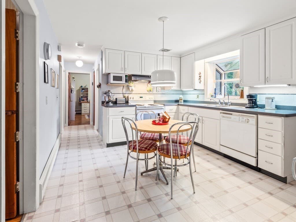Single Family Residence at 230 Brattle St, Holden MA 01520, Holden, photo 5 of 23