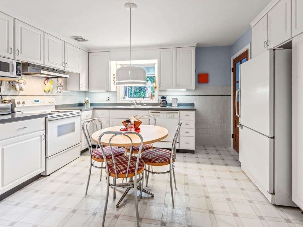 Single Family Residence at 230 Brattle St, Holden MA 01520, Holden, photo 4 of 23