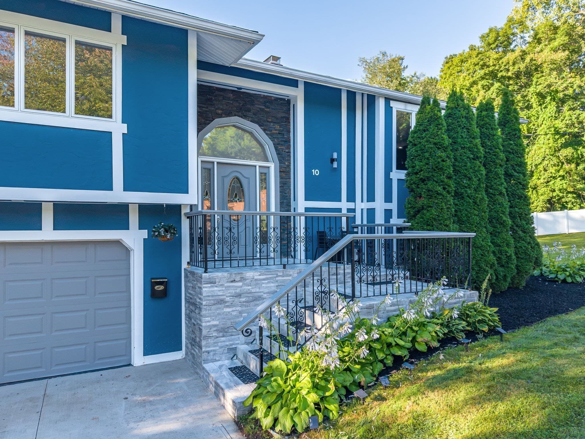 10 Robert Dr, Holyoke MA 01040