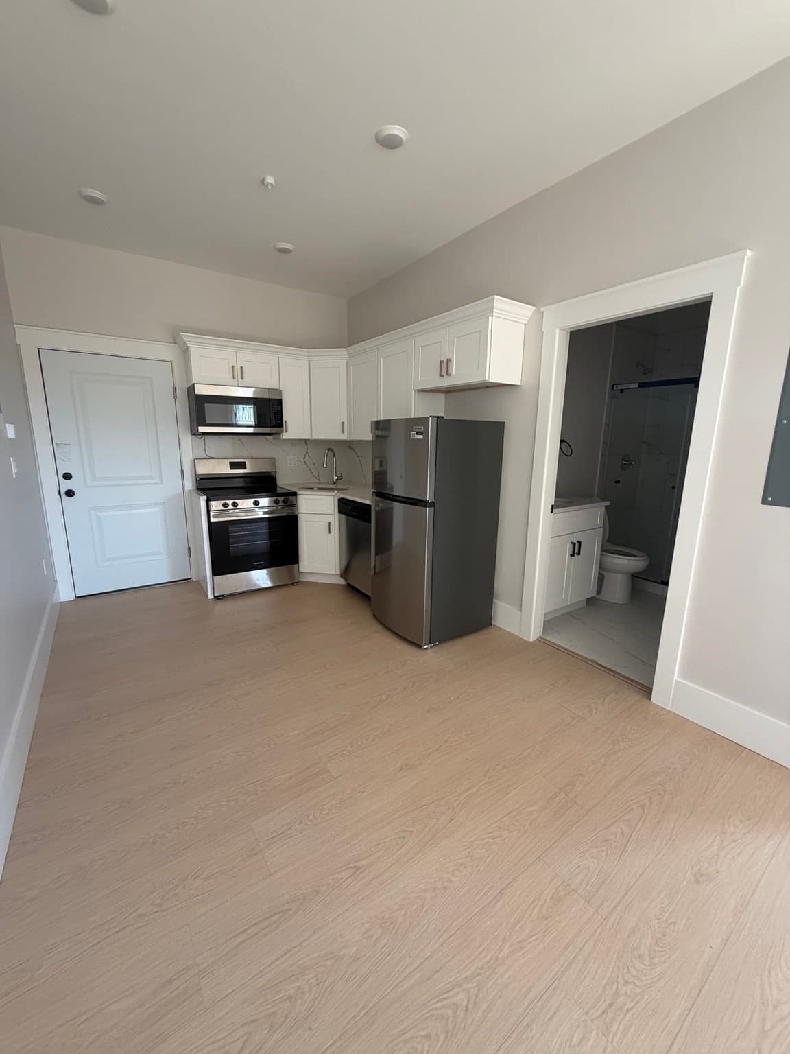 Apartment at 311 Elm # 201, Everett MA 02149, photo 2 of 9