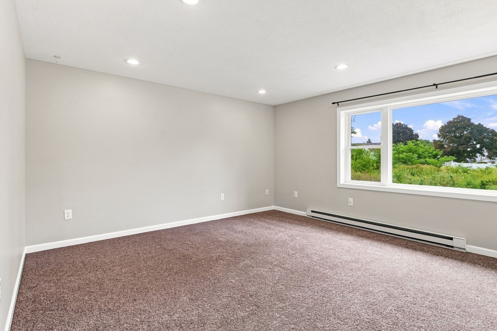 Single Family Residence at 192 Empire St, Chicopee MA 01013, photo 5 of 42