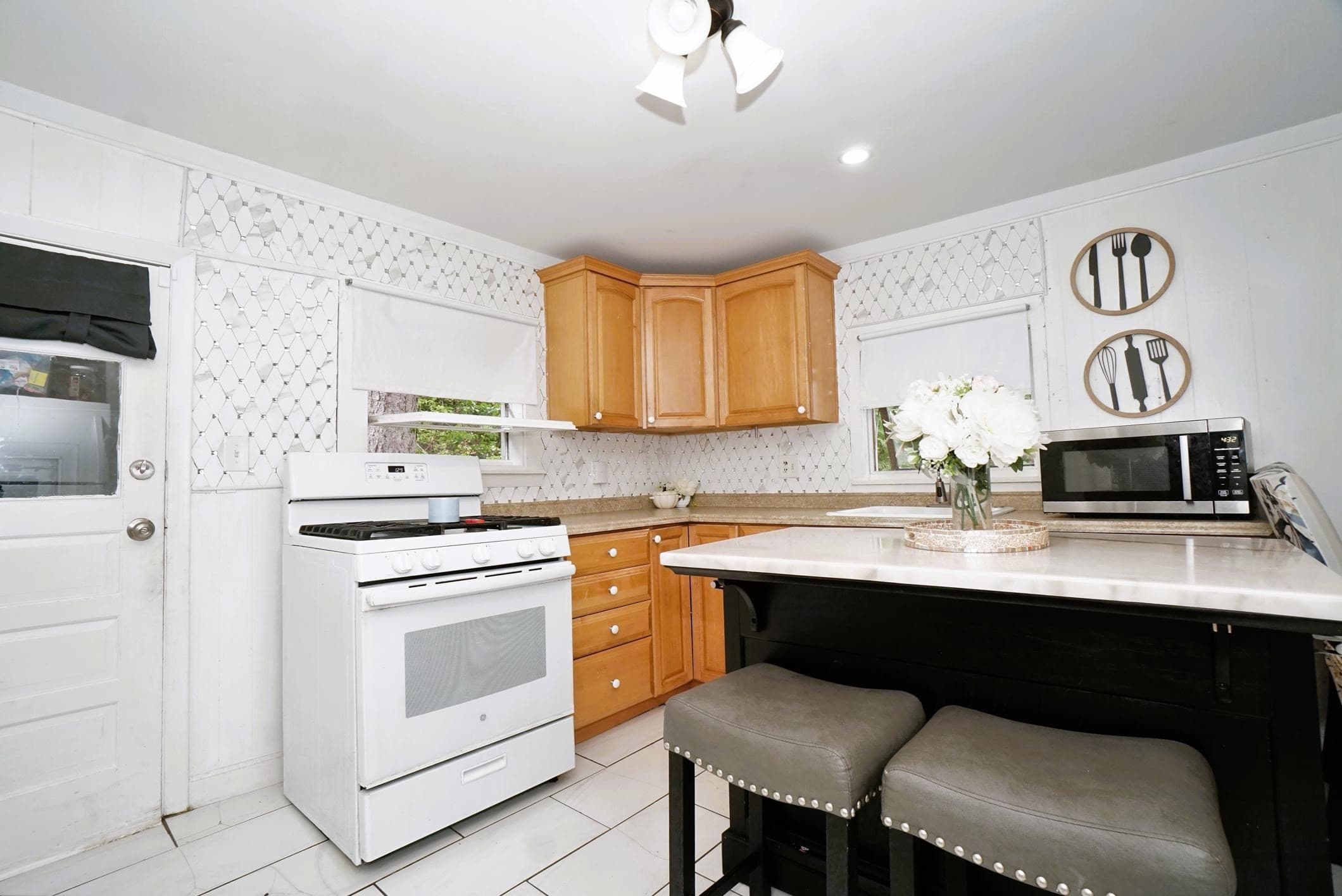 Single Family Residence at 12 Bailey St, Lynn MA 01904, Lynn, photo 9 of 42