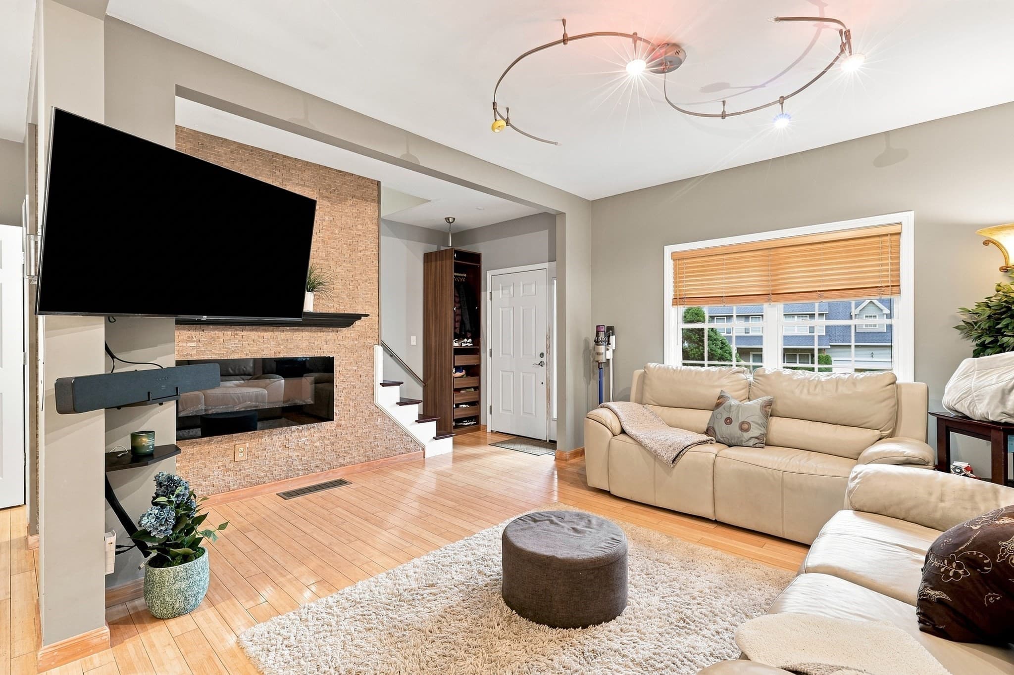Condominium at 4 Oakes Circle # 4, Millbury MA 01527, Millbury, photo 5 of 32
