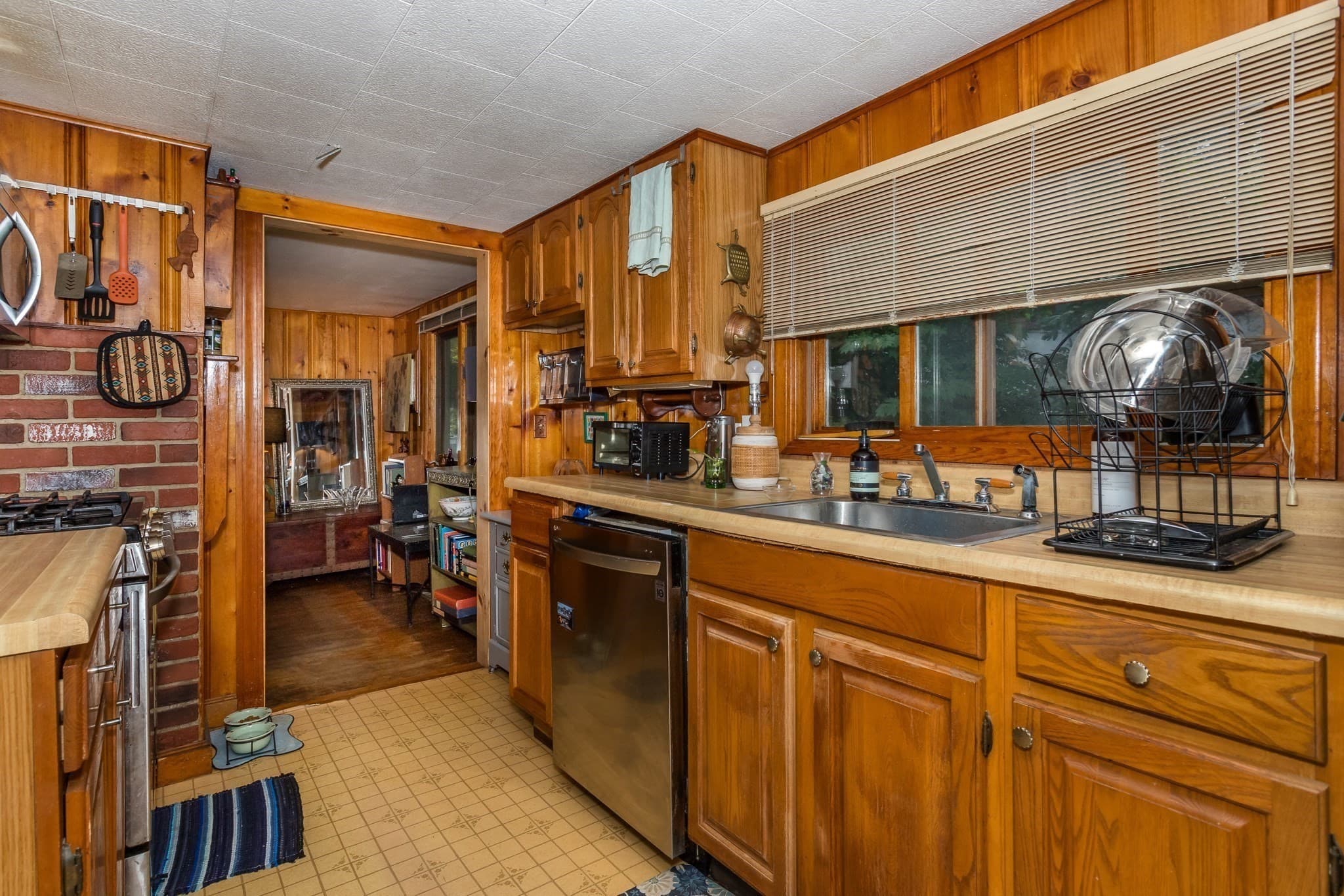 Single Family Residence at 20 Crest Ave, Weymouth MA 02189, Weymouth, photo 6 of 16