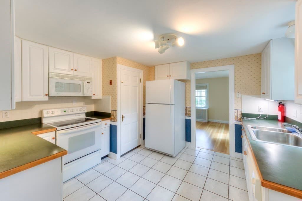 Single Family Residence at 27 Mayflower Circle, Worcester MA 01606, Worcester, photo 27 of 36