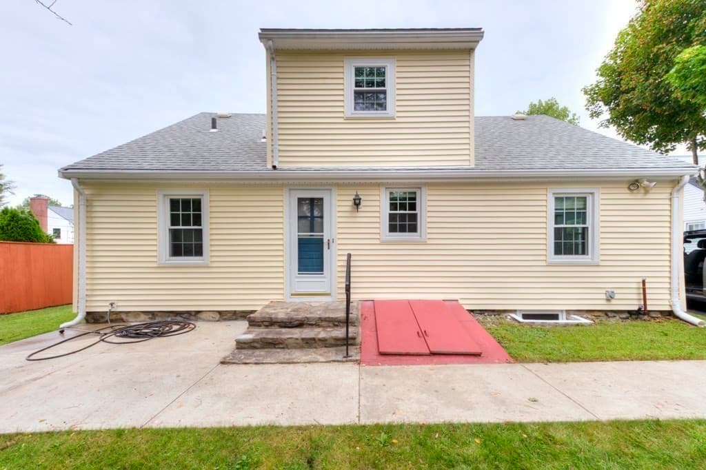 Single Family Residence at 27 Mayflower Circle, Worcester MA 01606, Worcester, photo 6 of 36
