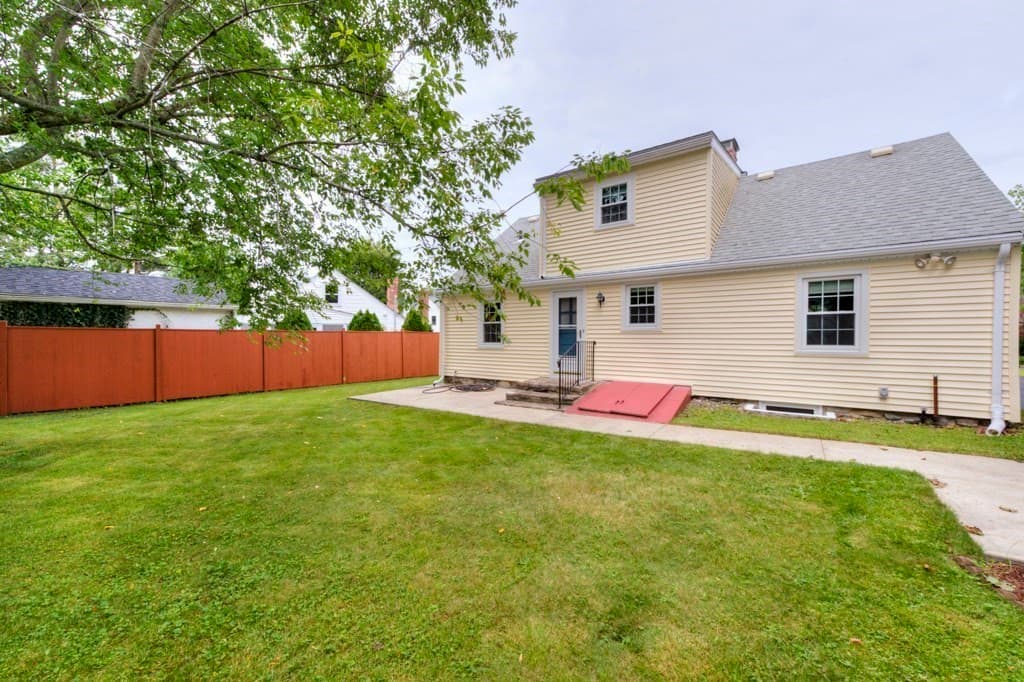 Single Family Residence at 27 Mayflower Circle, Worcester MA 01606, Worcester, photo 7 of 36