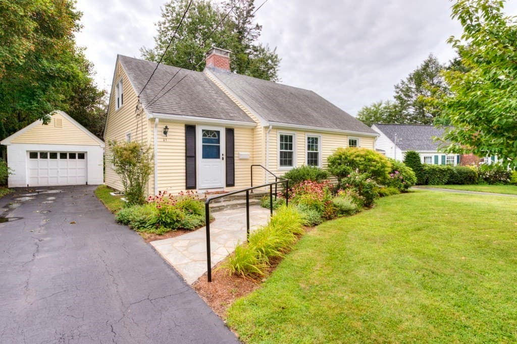 27 Mayflower Circle, Worcester MA 01606