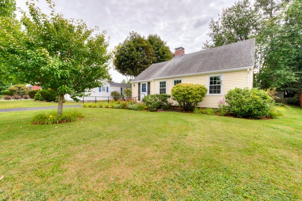 Single Family Residence at 27 Mayflower Circle, Worcester MA 01606, Worcester, photo 4 of 36