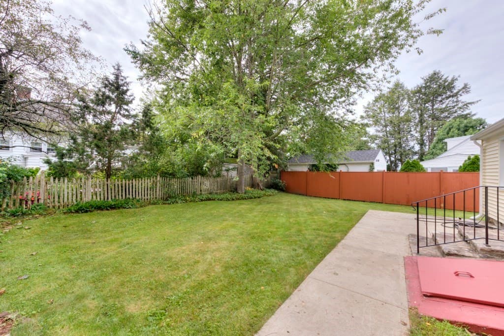 Single Family Residence at 27 Mayflower Circle, Worcester MA 01606, Worcester, photo 8 of 36