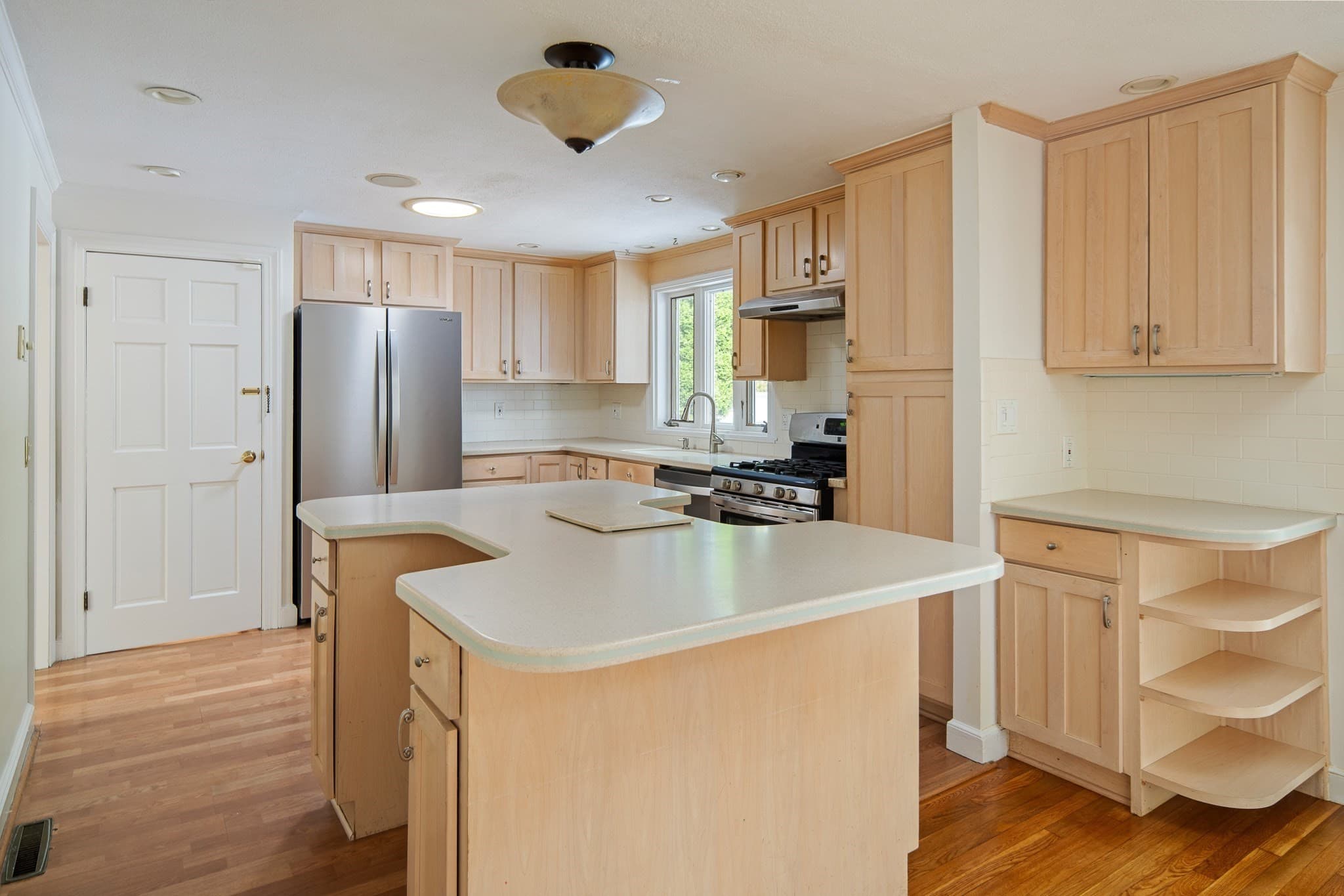 Single Family Residence at 21 Turner Dr, Randolph MA 02368, photo 4 of 39