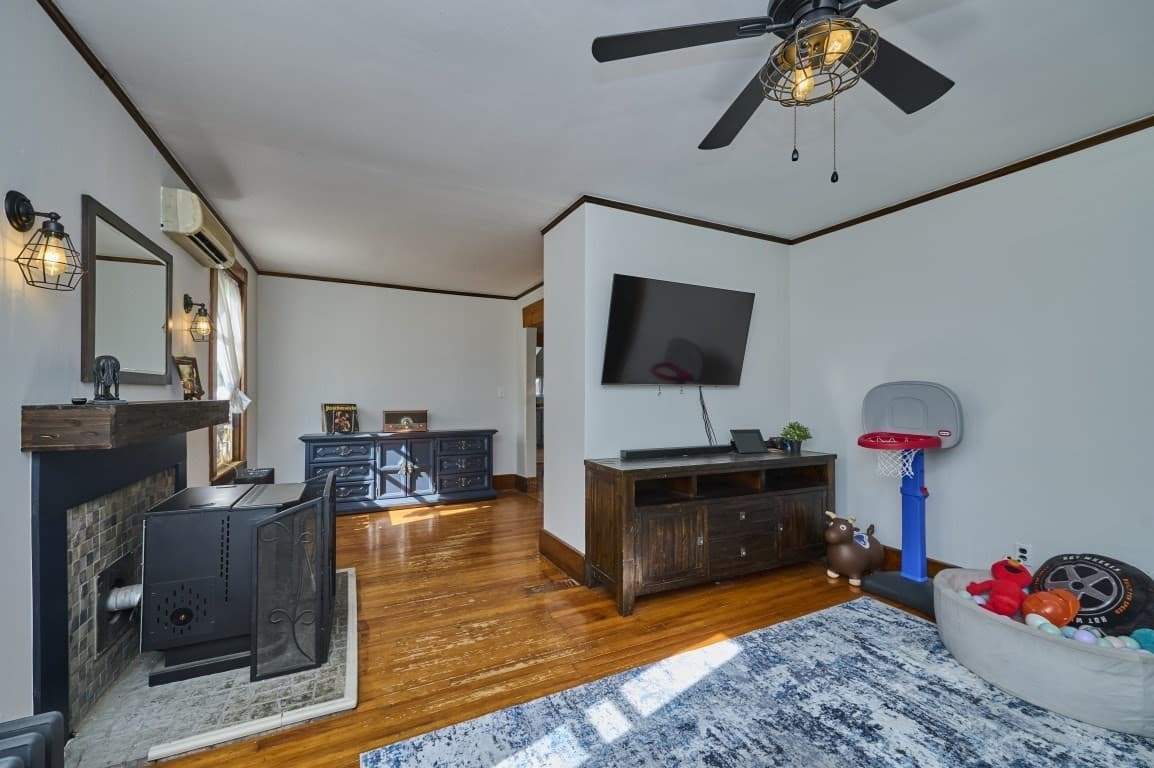 Single Family Residence at 62 Chestnut St, Foxboro MA 02035, Foxboro, photo 8 of 28