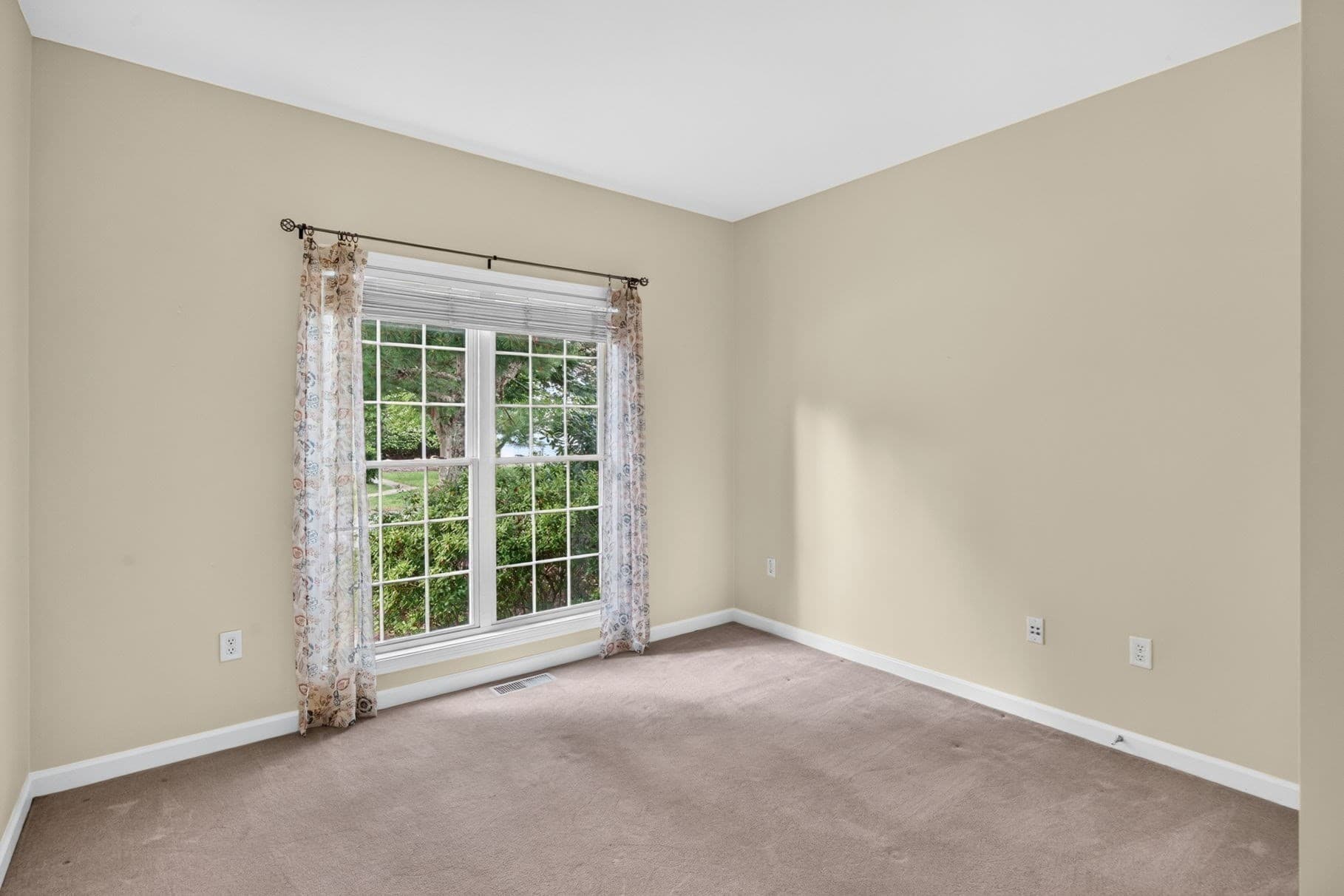 Single Family Residence at 26 Cross Wind, Plymouth MA 02360, photo 3 of 31