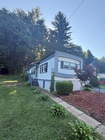6 Willow Circle, Brimfield MA 01010
