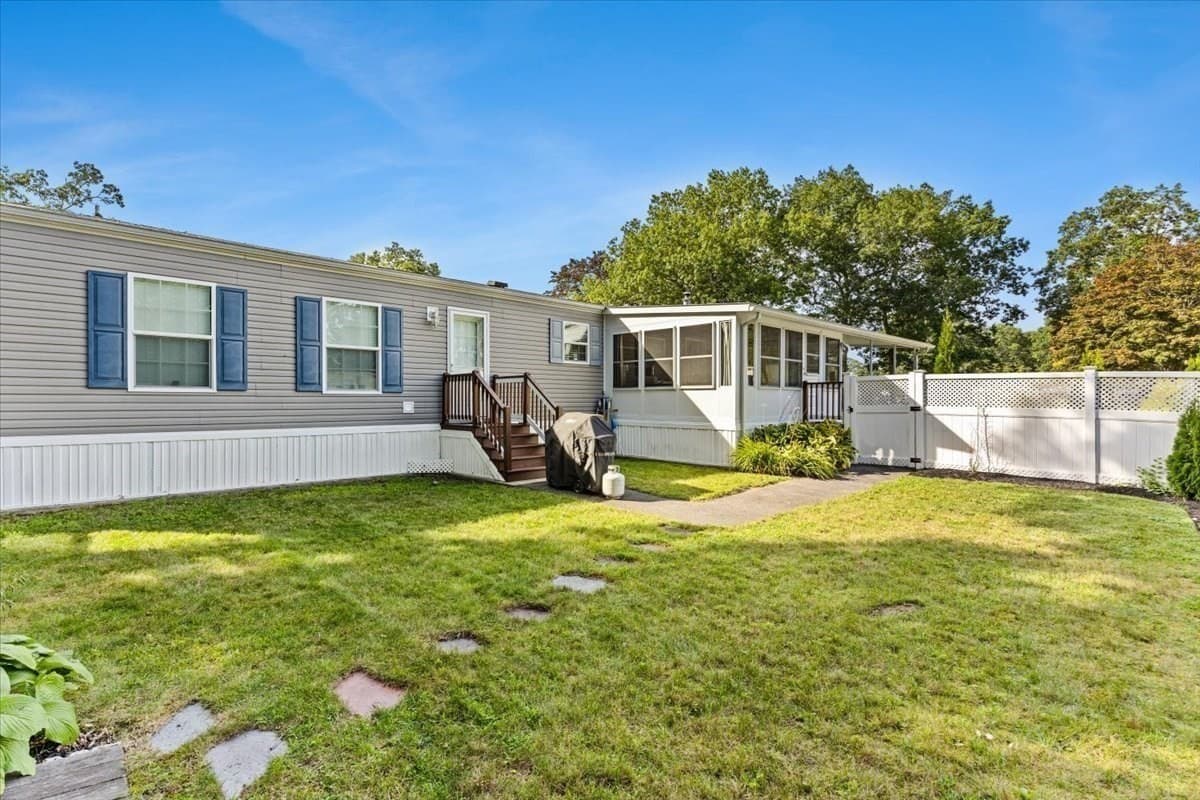 17 Deer Hill Ln, Plymouth MA 02360
