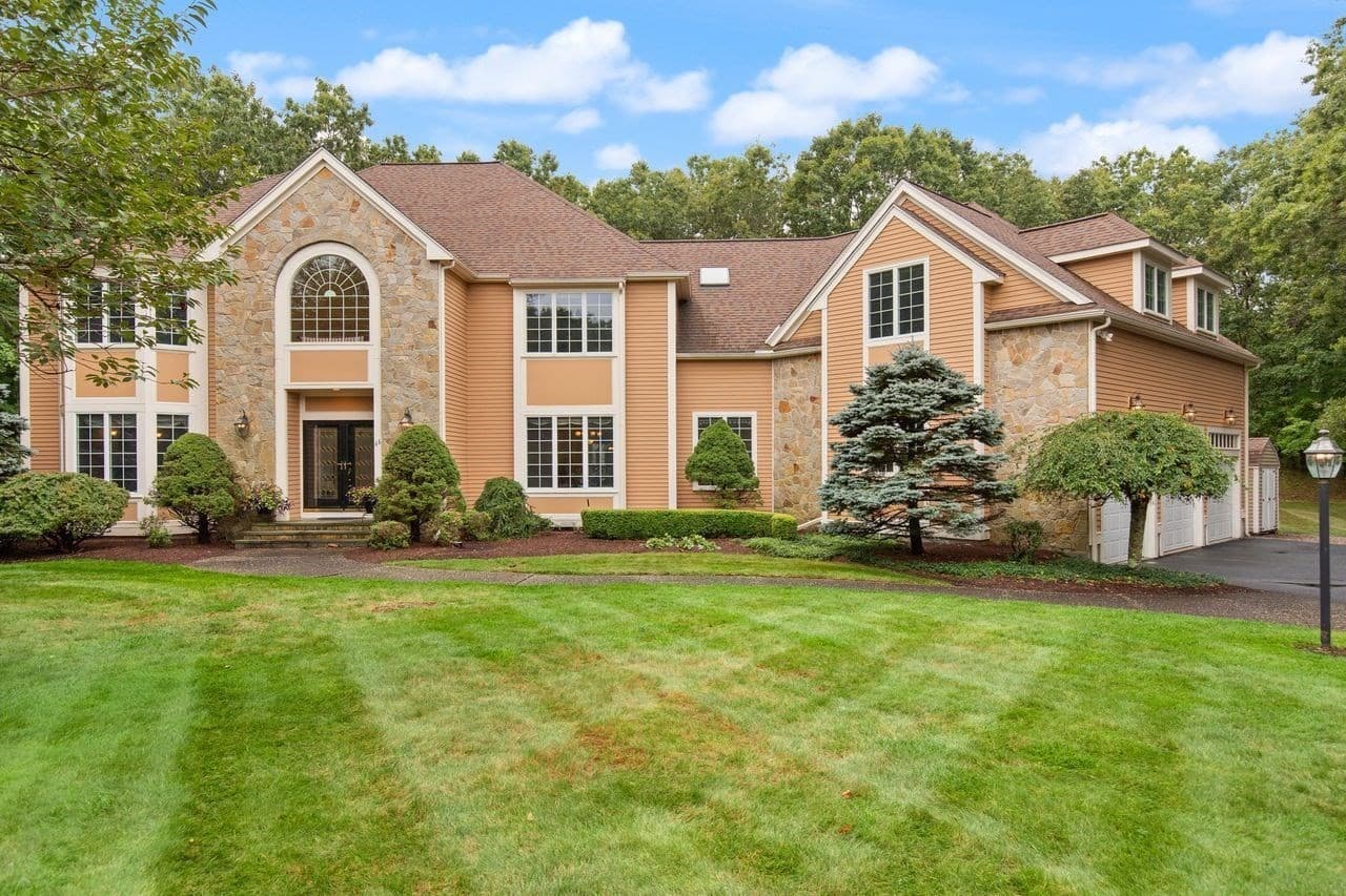 66 Eisenhower Dr, Sharon MA 02067
