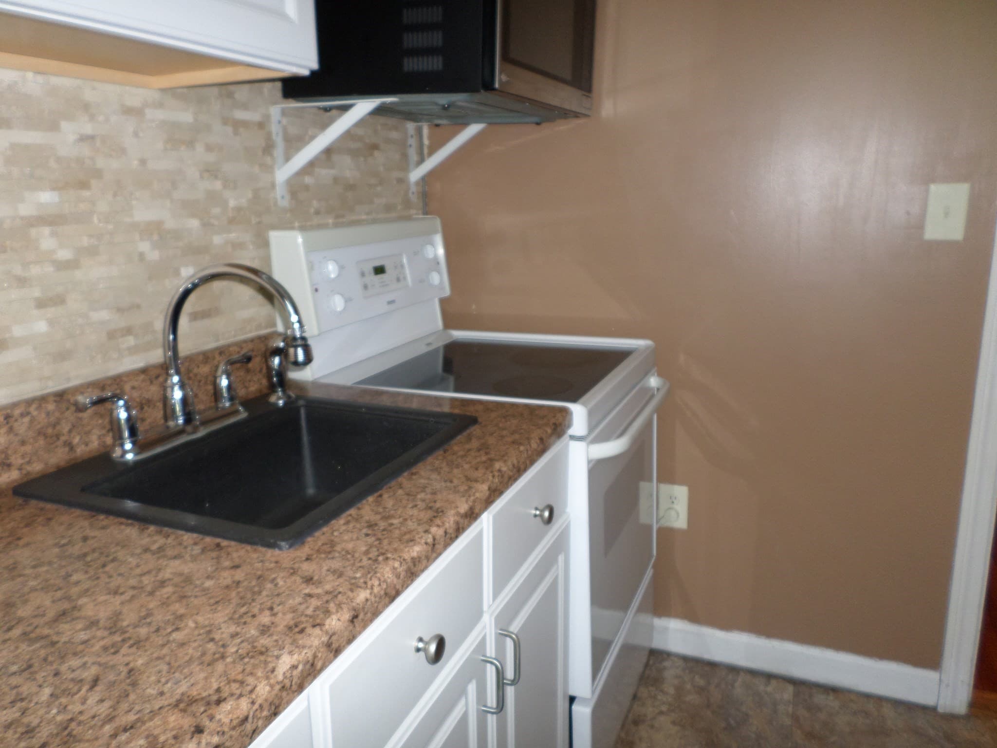 Single Family Residence at 406 Lincoln Ave, Saugus MA 01906, Saugus, photo 5 of 23