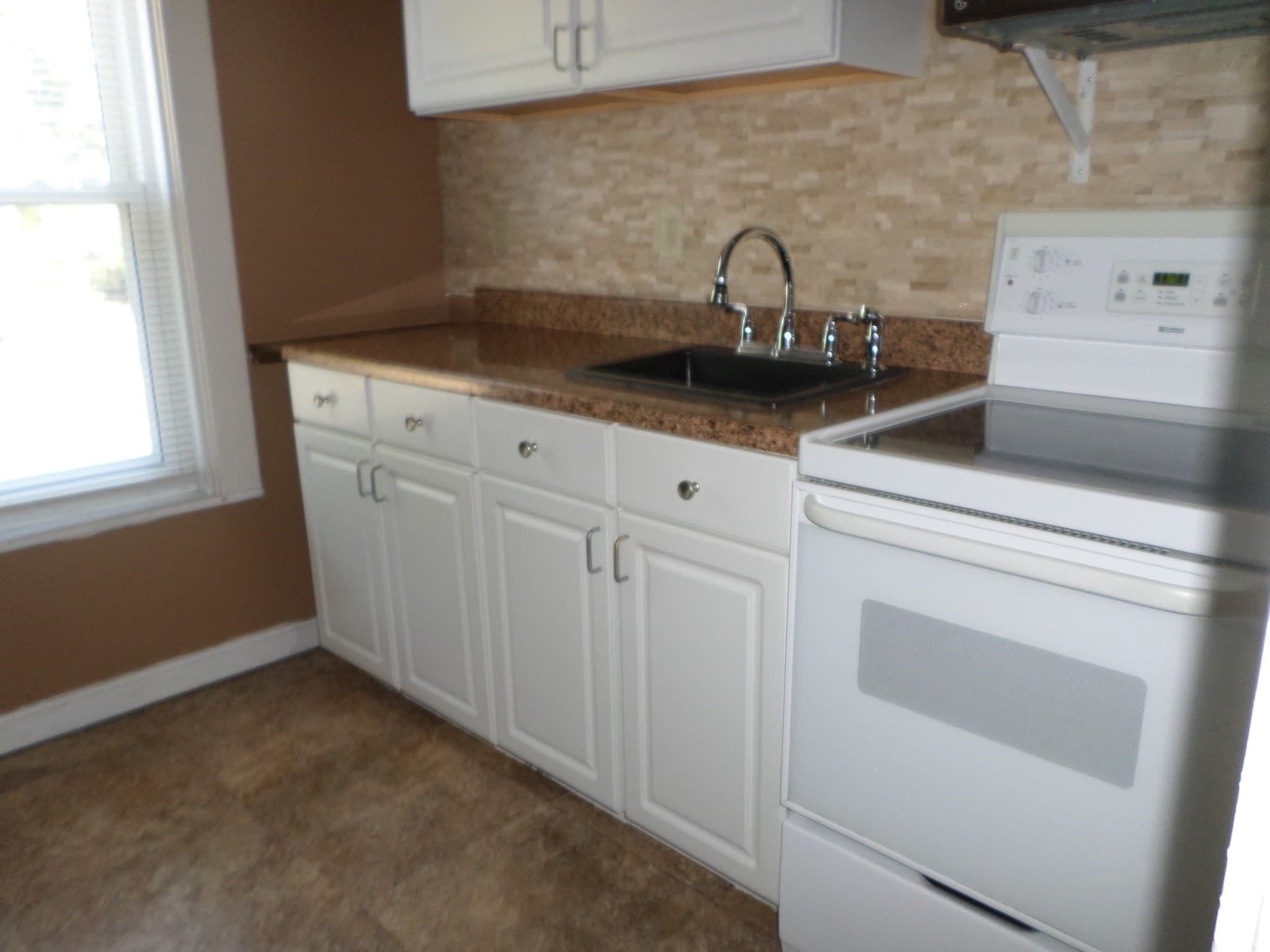 Single Family Residence at 406 Lincoln Ave, Saugus MA 01906, Saugus, photo 4 of 23