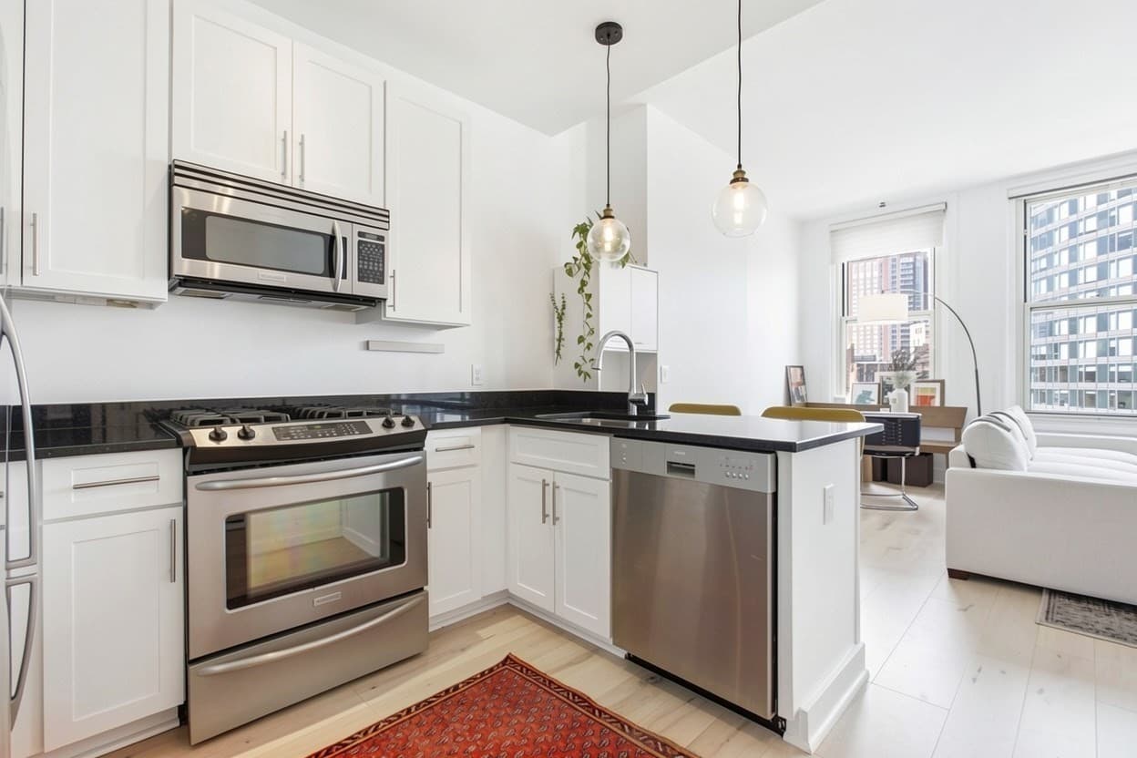 Condominium at 70 Lincoln # L616, Boston MA 02111, photo 4 of 11