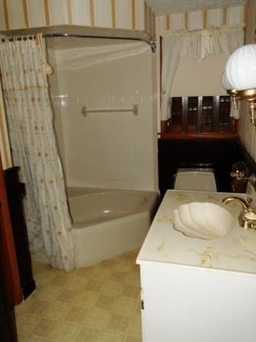 Single Family Residence at 128 Sutton Road, Webster MA 01570, Webster, photo 8 of 24