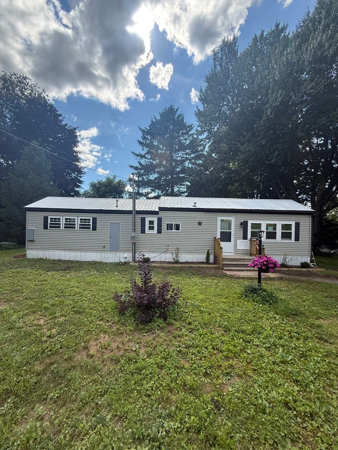 9 Willow, Brimfield MA 01010