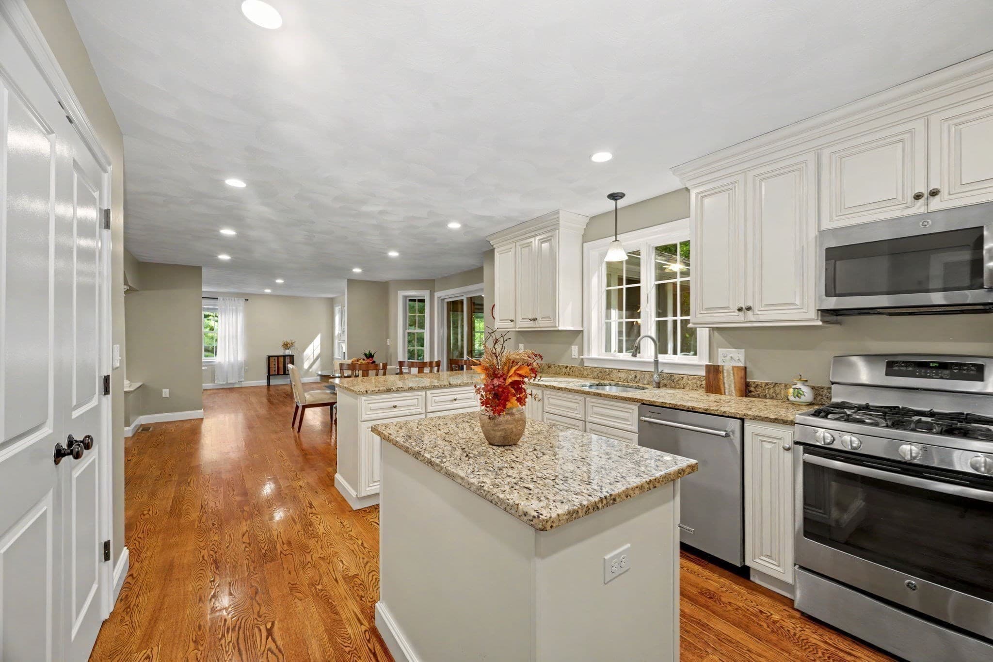 Single Family Residence at 44 Ashwood Ave, Wilmington MA 01887, Wilmington, photo 4 of 41