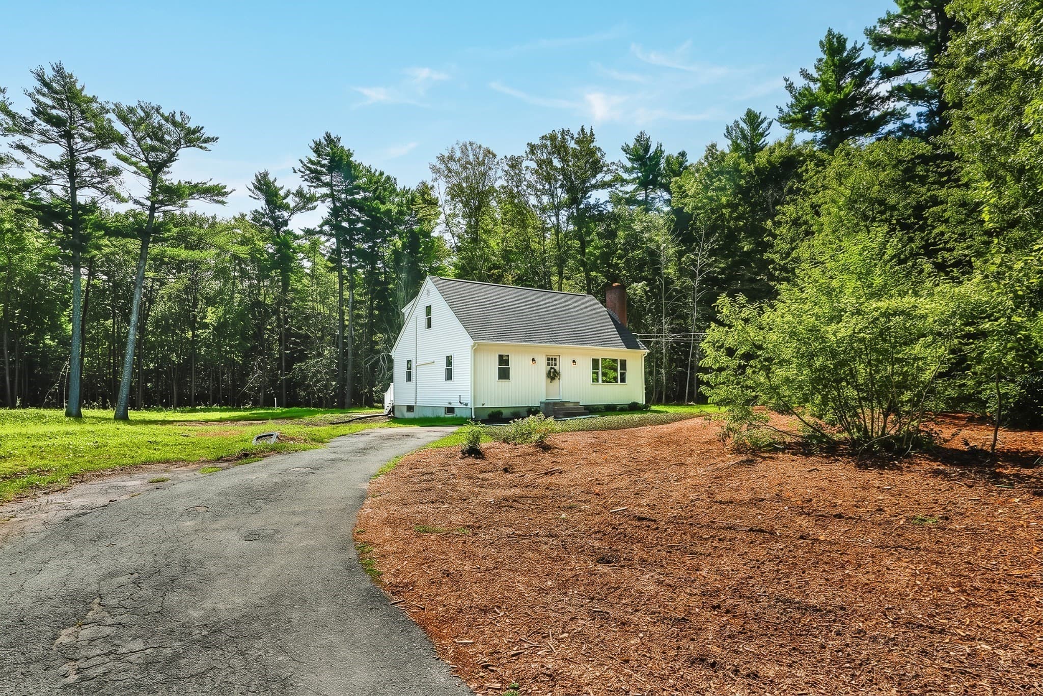 Single Family Residence at 8 Tabor Ln, Rochester MA 02770, Rochester, photo 2 of 24