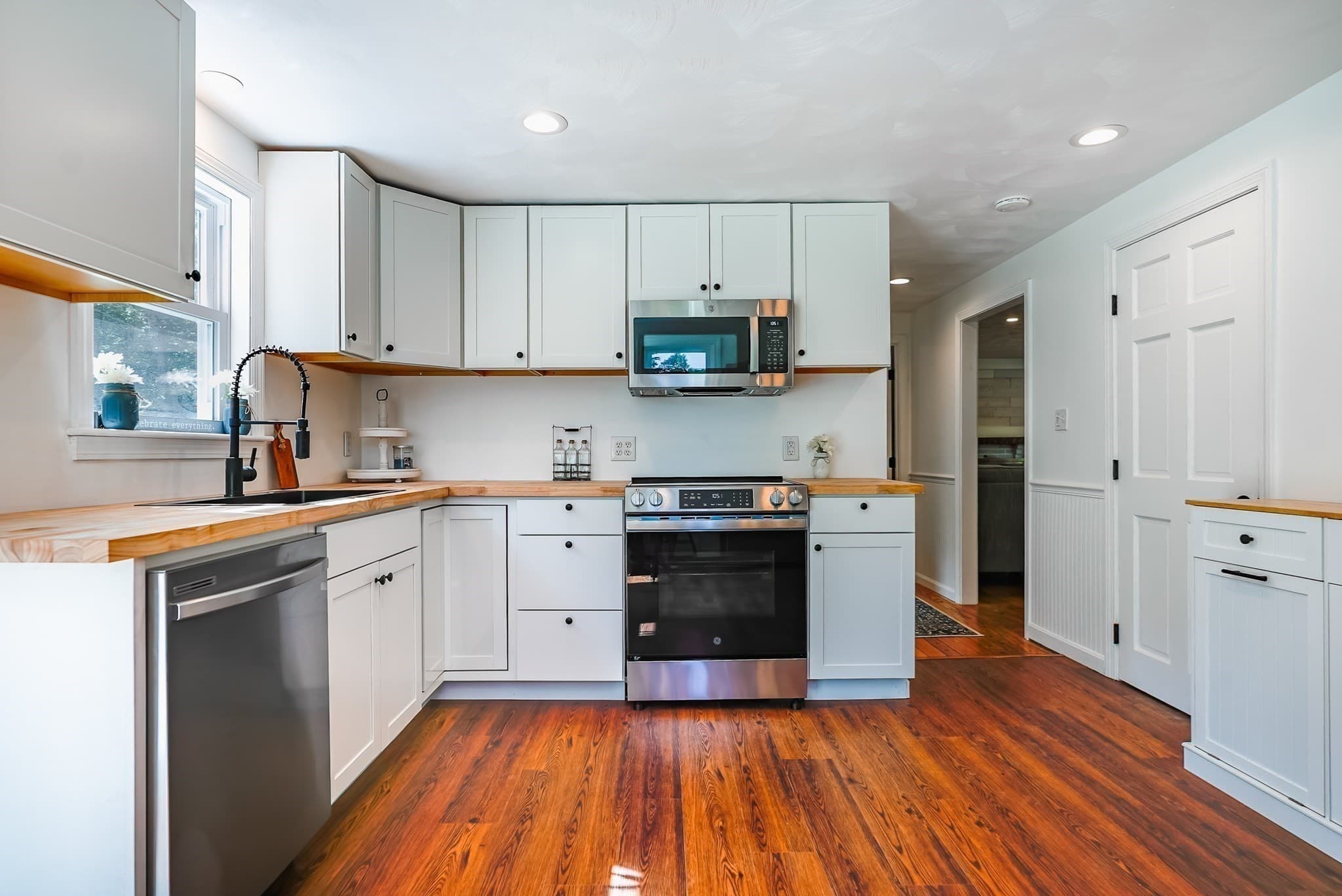 Single Family Residence at 8 Tabor Ln, Rochester MA 02770, Rochester, photo 6 of 24