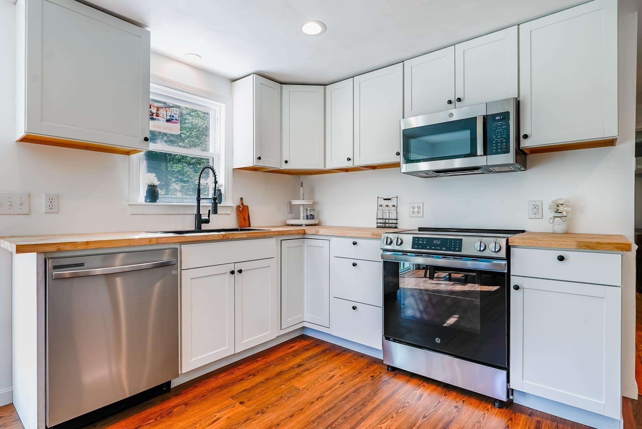 Single Family Residence at 8 Tabor Ln, Rochester MA 02770, Rochester, photo 3 of 24