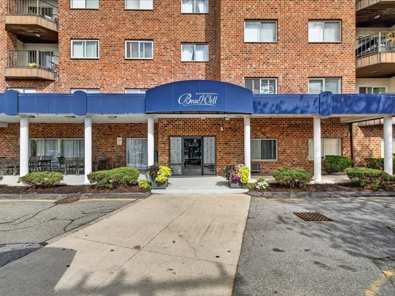 Condominium at 230 Willard # 701, Quincy MA 02169, photo 3 of 34